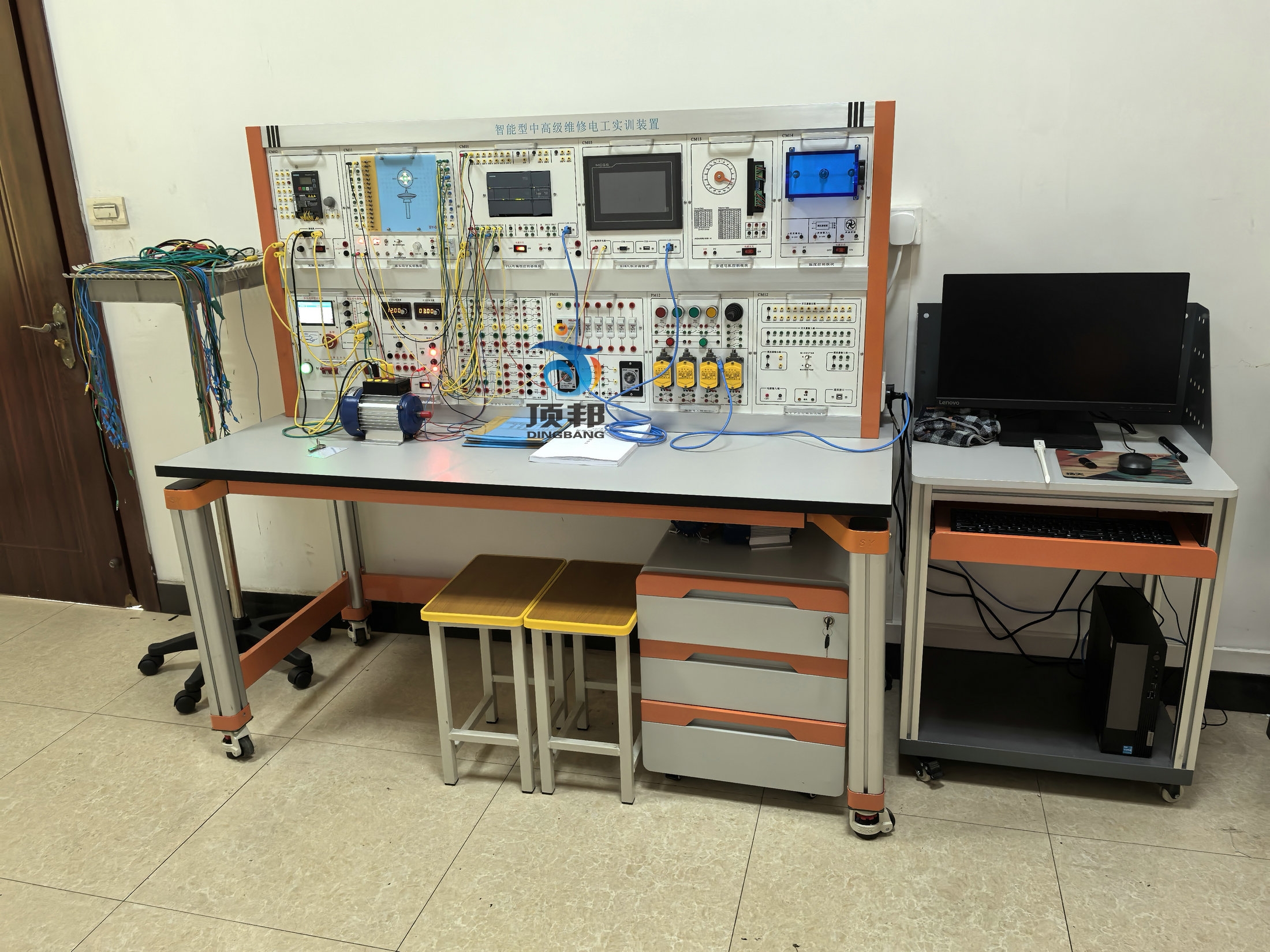 智能型中高級(jí)維修電工實(shí)訓(xùn)裝置